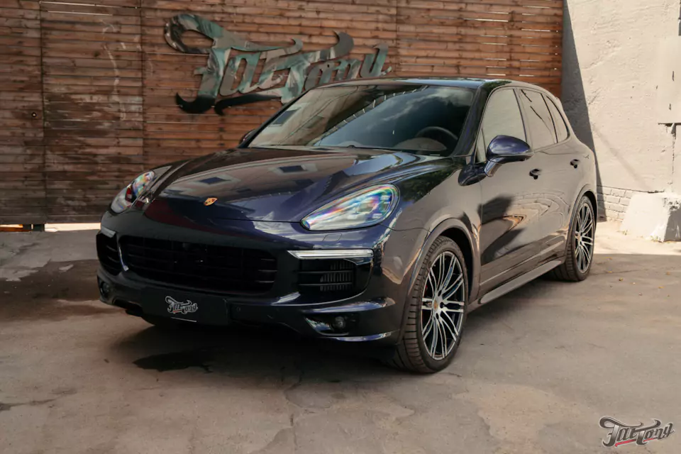 Частичный пошив салона Porsche Cayenne в кожу, полировка и керамика кузова